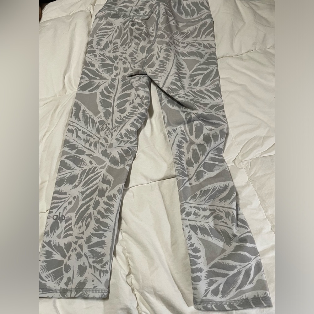 Cute cropped leggings. Leafy dark and light gray pattern.